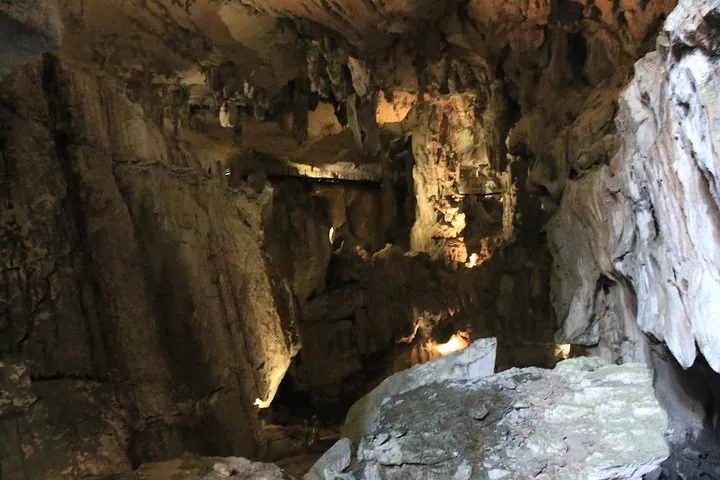 Das Innere einer großen Höhle mit Stalaktiten und Felsformationen.